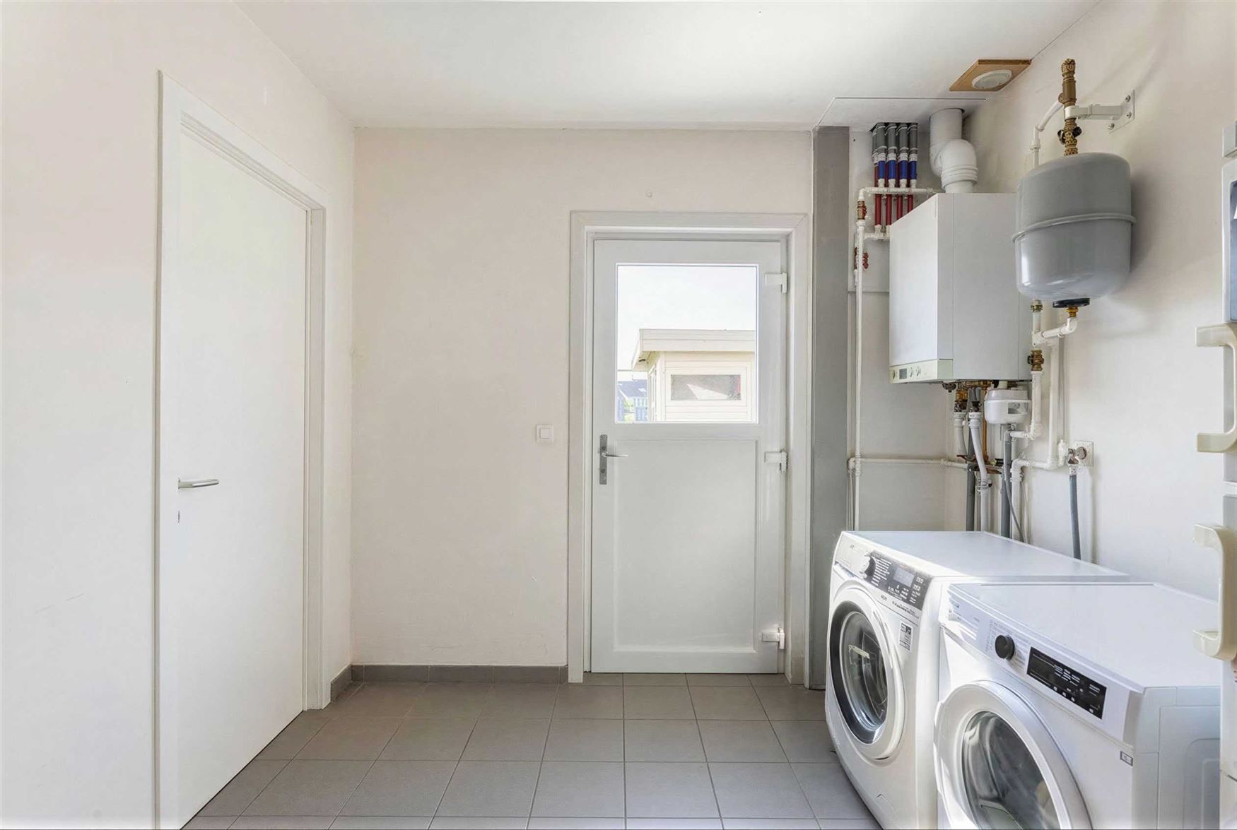 Deze moderne open bebouwing uit 2014 is gelegen in een rustige, doodlopende straat in Ursel, deelgemeente van Aalter.  De woning combineert hedendaags...