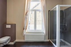 Op zoek naar een charmante woning op een vlot bereikbare locatie in Sint-Amandsberg? Deze gesloten bebouwing op Krekelberg 11 biedt een praktische ind...