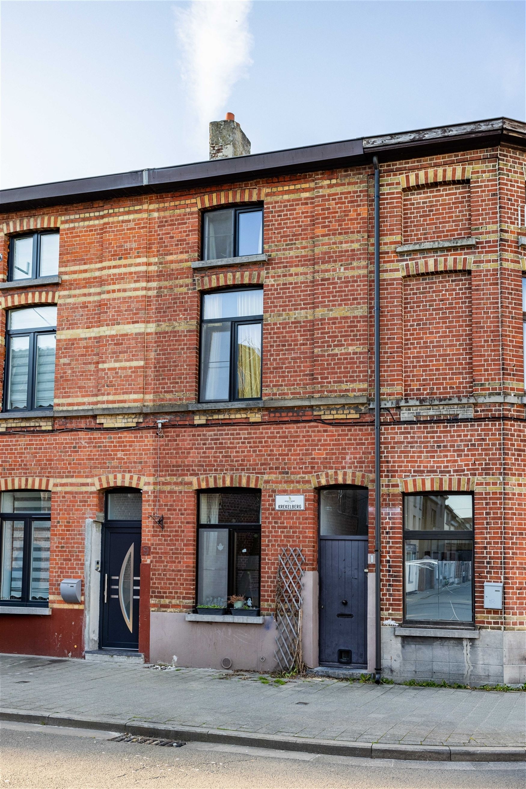 Op zoek naar een charmante woning op een vlot bereikbare locatie in Sint-Amandsberg? Deze gesloten bebouwing op Krekelberg 11 biedt een praktische ind...