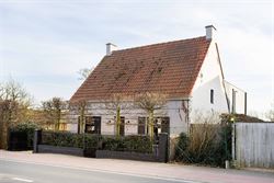 Achter deze charmante gevel in Kruisem schuilt een woning die je niet verwacht. Oorspronkelijk gebouwd in 1917 en met bijzonder veel gevoel voor esthe...
