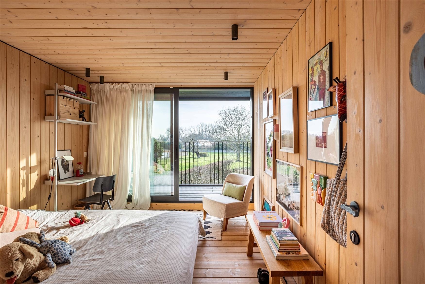 Achter deze charmante gevel in Kruisem schuilt een woning die je niet verwacht. Oorspronkelijk gebouwd in 1917 en met bijzonder veel gevoel voor esthe...