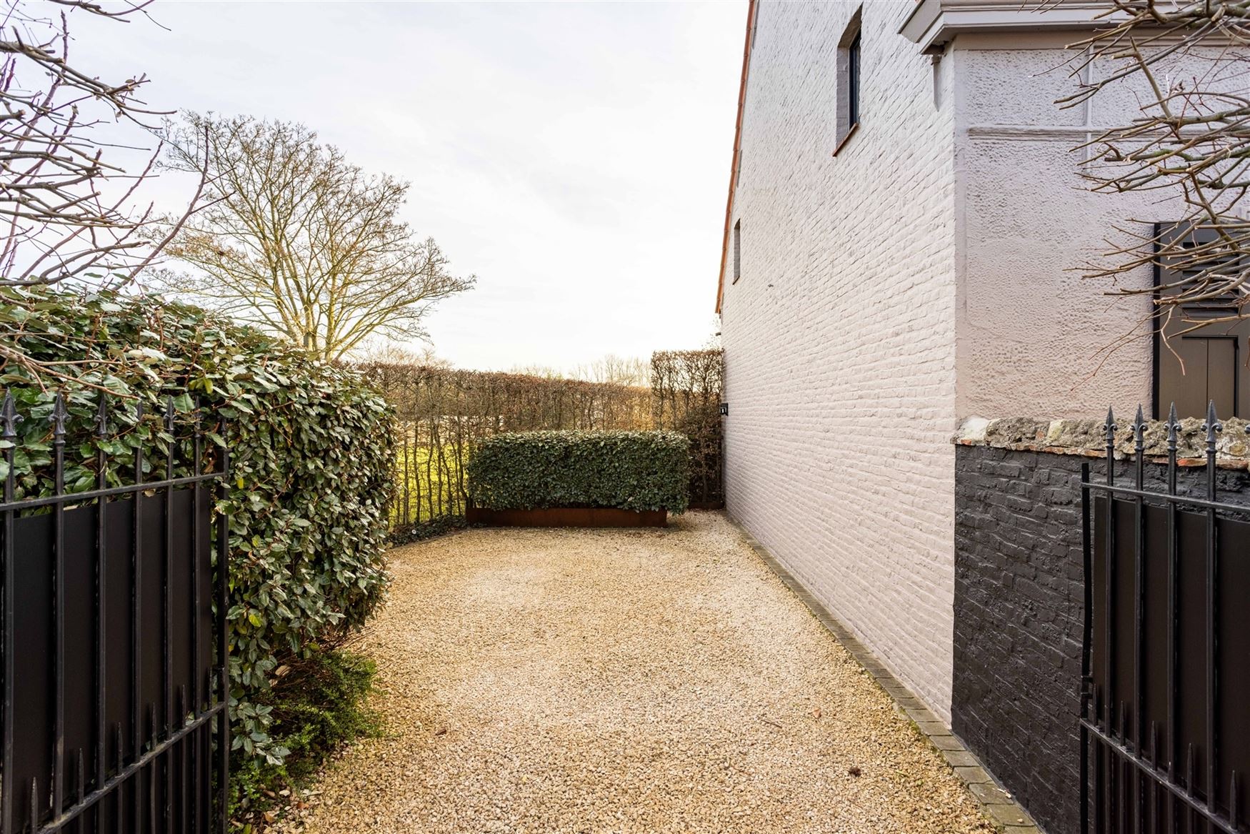 Achter deze charmante gevel in Kruisem schuilt een woning die je niet verwacht. Oorspronkelijk gebouwd in 1917 en met bijzonder veel gevoel voor esthe...
