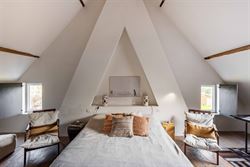 Achter deze charmante gevel in Kruisem schuilt een woning die je niet verwacht. Oorspronkelijk gebouwd in 1917 en met bijzonder veel gevoel voor esthe...