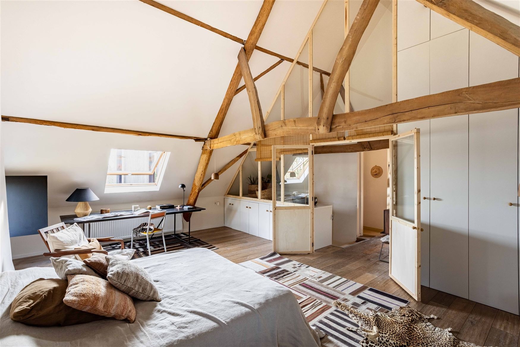 Achter deze charmante gevel in Kruisem schuilt een woning die je niet verwacht. Oorspronkelijk gebouwd in 1917 en met bijzonder veel gevoel voor esthe...