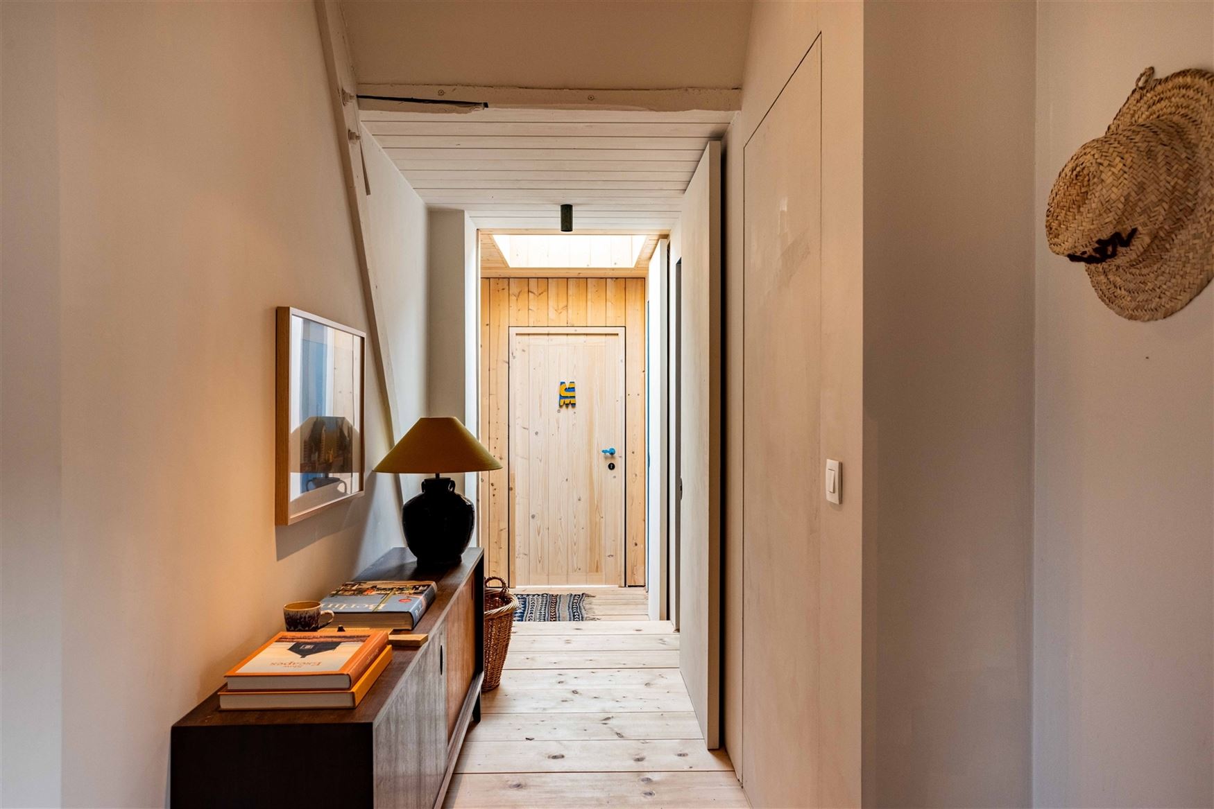 Achter deze charmante gevel in Kruisem schuilt een woning die je niet verwacht. Oorspronkelijk gebouwd in 1917 en met bijzonder veel gevoel voor esthe...