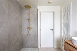 In een rustige en kindvriendelijke woonwijk in Vosselare staat deze perfect onderhouden halfopen bebouwing klaar voor een nieuw gezin. Een woning waar...