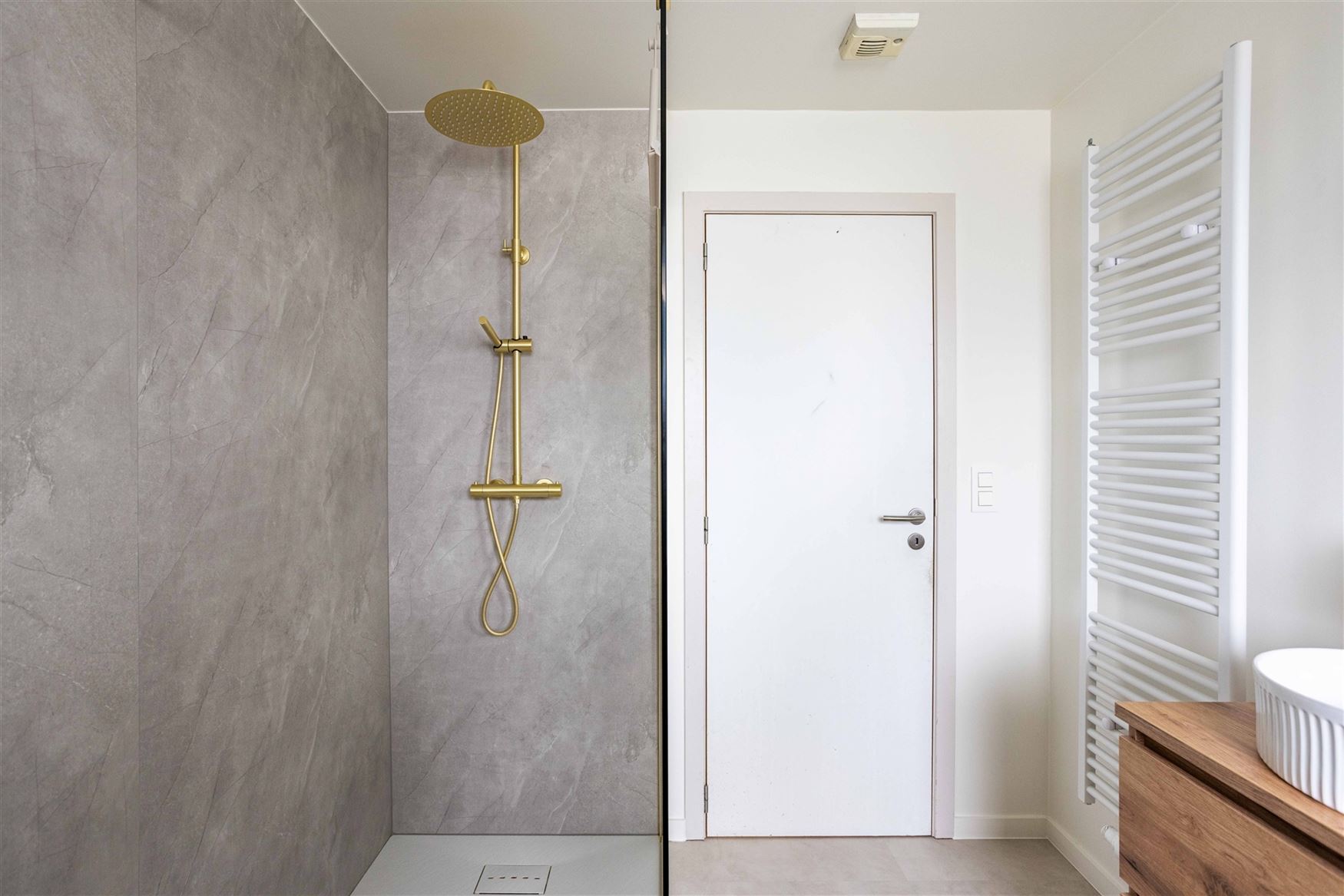 In een rustige en kindvriendelijke woonwijk in Vosselare staat deze perfect onderhouden halfopen bebouwing klaar voor een nieuw gezin. Een woning waar...