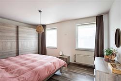 In een rustige en kindvriendelijke woonwijk in Vosselare staat deze perfect onderhouden halfopen bebouwing klaar voor een nieuw gezin. Een woning waar...