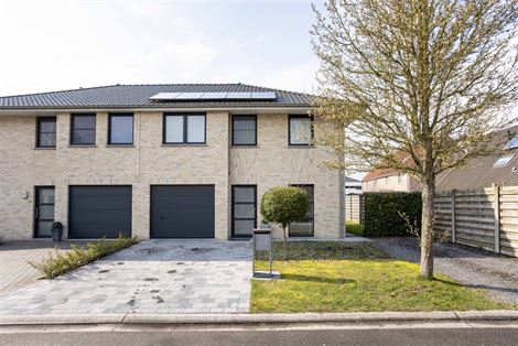 In een rustige en kindvriendelijke woonwijk in Vosselare staat deze perfect onderhouden halfopen bebouwing klaar voor een nieuw gezin. Een woning waar...