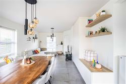 In een rustige en kindvriendelijke woonwijk in Vosselare staat deze perfect onderhouden halfopen bebouwing klaar voor een nieuw gezin. Een woning waar...