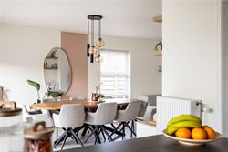 In een rustige en kindvriendelijke woonwijk in Vosselare staat deze perfect onderhouden halfopen bebouwing klaar voor een nieuw gezin. Een woning waar...