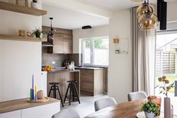 In een rustige en kindvriendelijke woonwijk in Vosselare staat deze perfect onderhouden halfopen bebouwing klaar voor een nieuw gezin. Een woning waar...