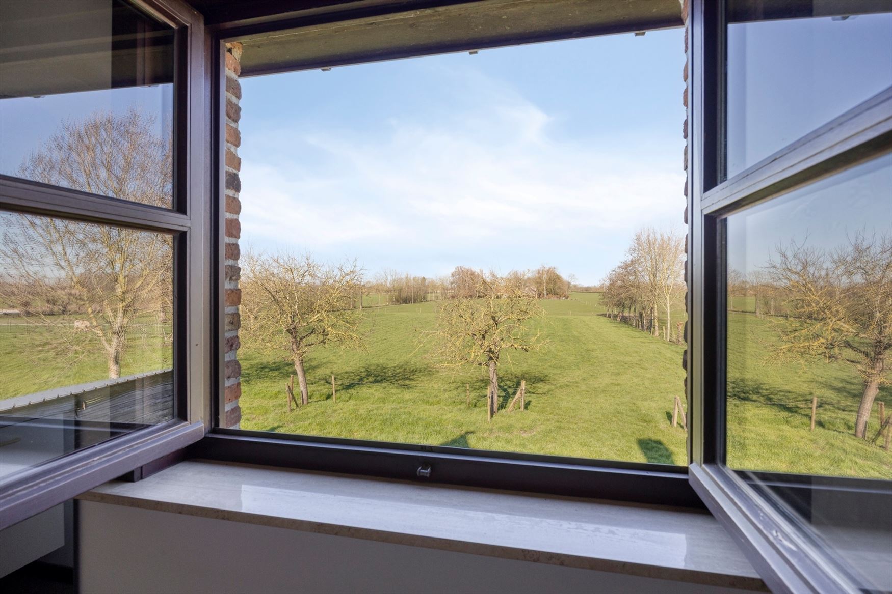 WENST U EEN BEZOEK? SURF NAAR ONZE SITE: WWW.INFINIMO.BE > ZOEK DE DESBETREFFENDE EIGENDOM > REGISTREER U VIA DE KNOP ‘PLAN EEN BEZOEK’.
Deze lan...