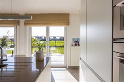 Deze moderne open bebouwing uit 2014 is gelegen in een rustige, doodlopende straat in Ursel, deelgemeente van Aalter.  De woning combineert hedendaags...