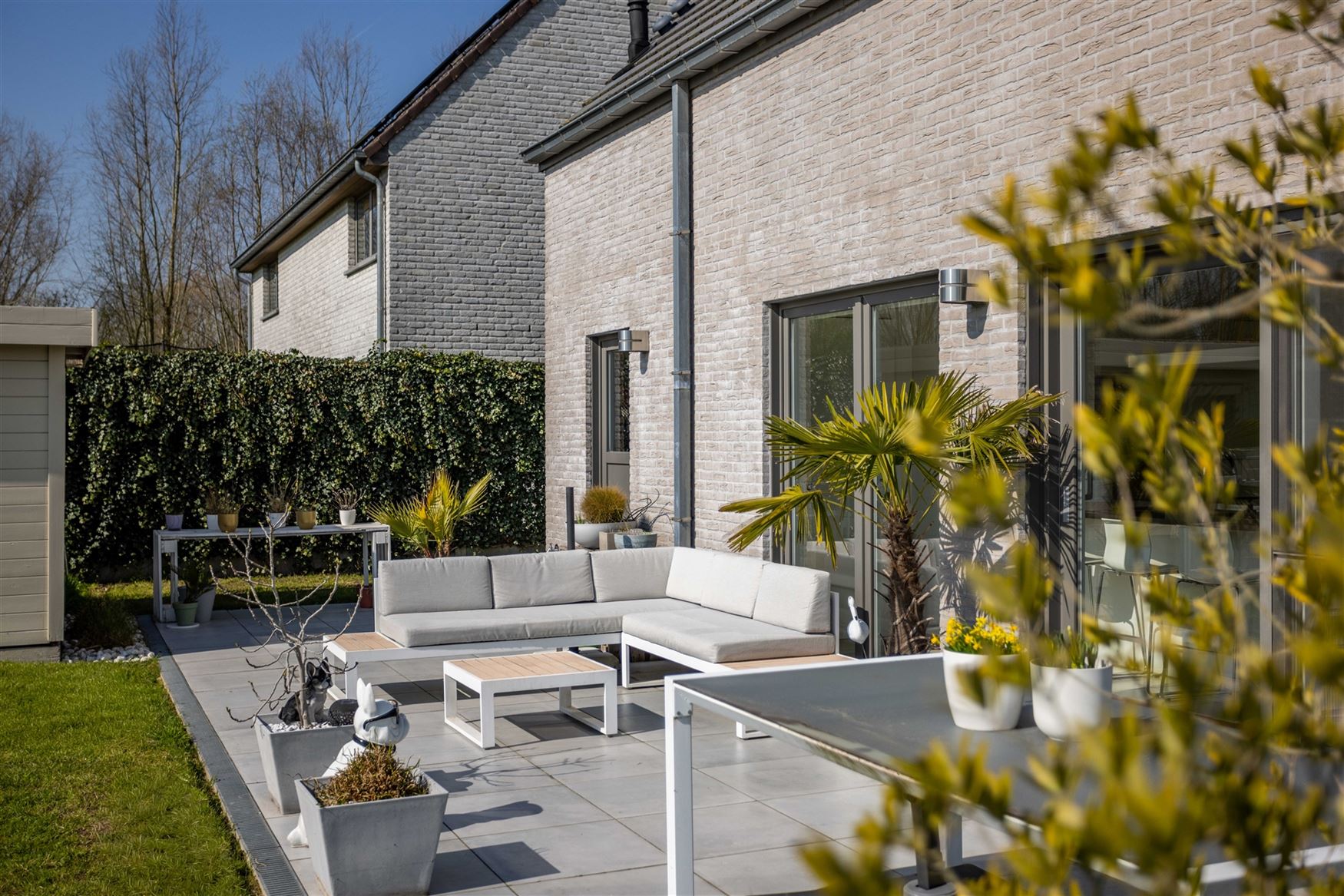 Deze moderne open bebouwing uit 2014 is gelegen in een rustige, doodlopende straat in Ursel, deelgemeente van Aalter.  De woning combineert hedendaags...