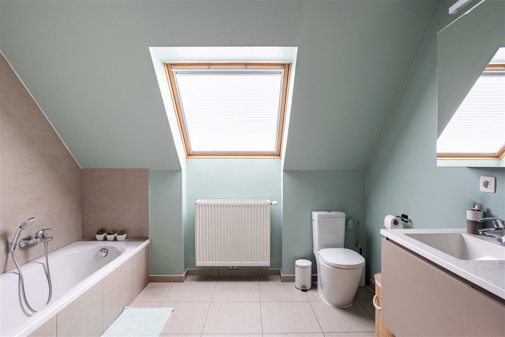Deze moderne open bebouwing uit 2014 is gelegen in een rustige, doodlopende straat in Ursel, deelgemeente van Aalter.  De woning combineert hedendaags...