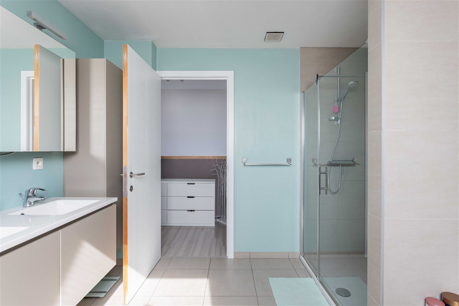 Deze moderne open bebouwing uit 2014 is gelegen in een rustige, doodlopende straat in Ursel, deelgemeente van Aalter.  De woning combineert hedendaags...