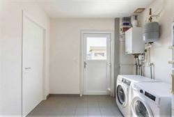 Deze moderne open bebouwing uit 2014 is gelegen in een rustige, doodlopende straat in Ursel, deelgemeente van Aalter.  De woning combineert hedendaags...