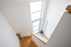 Deze moderne open bebouwing uit 2014 is gelegen in een rustige, doodlopende straat in Ursel, deelgemeente van Aalter.  De woning combineert hedendaags...