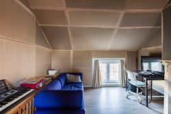 Op zoek naar een charmante woning op een vlot bereikbare locatie in Sint-Amandsberg? Deze gesloten bebouwing op Krekelberg 11 biedt een praktische ind...