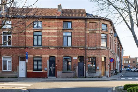 Op zoek naar een charmante woning op een vlot bereikbare locatie in Sint-Amandsberg? Deze gesloten bebouwing op Krekelberg 11 biedt een praktische ind...