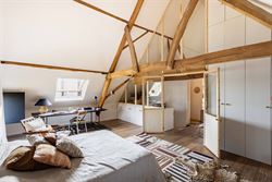 Achter deze charmante gevel in Kruisem schuilt een woning die je niet verwacht. Oorspronkelijk gebouwd in 1917 en met bijzonder veel gevoel voor esthe...
