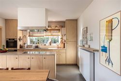 Achter deze charmante gevel in Kruisem schuilt een woning die je niet verwacht. Oorspronkelijk gebouwd in 1917 en met bijzonder veel gevoel voor esthe...