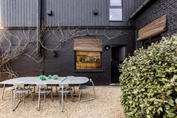 Achter deze charmante gevel in Kruisem schuilt een woning die je niet verwacht. Oorspronkelijk gebouwd in 1917 en met bijzonder veel gevoel voor esthe...
