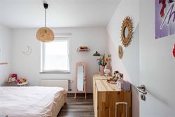 In een rustige en kindvriendelijke woonwijk in Vosselare staat deze perfect onderhouden halfopen bebouwing klaar voor een nieuw gezin. Een woning waar...