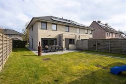 In een rustige en kindvriendelijke woonwijk in Vosselare staat deze perfect onderhouden halfopen bebouwing klaar voor een nieuw gezin. Een woning waar...