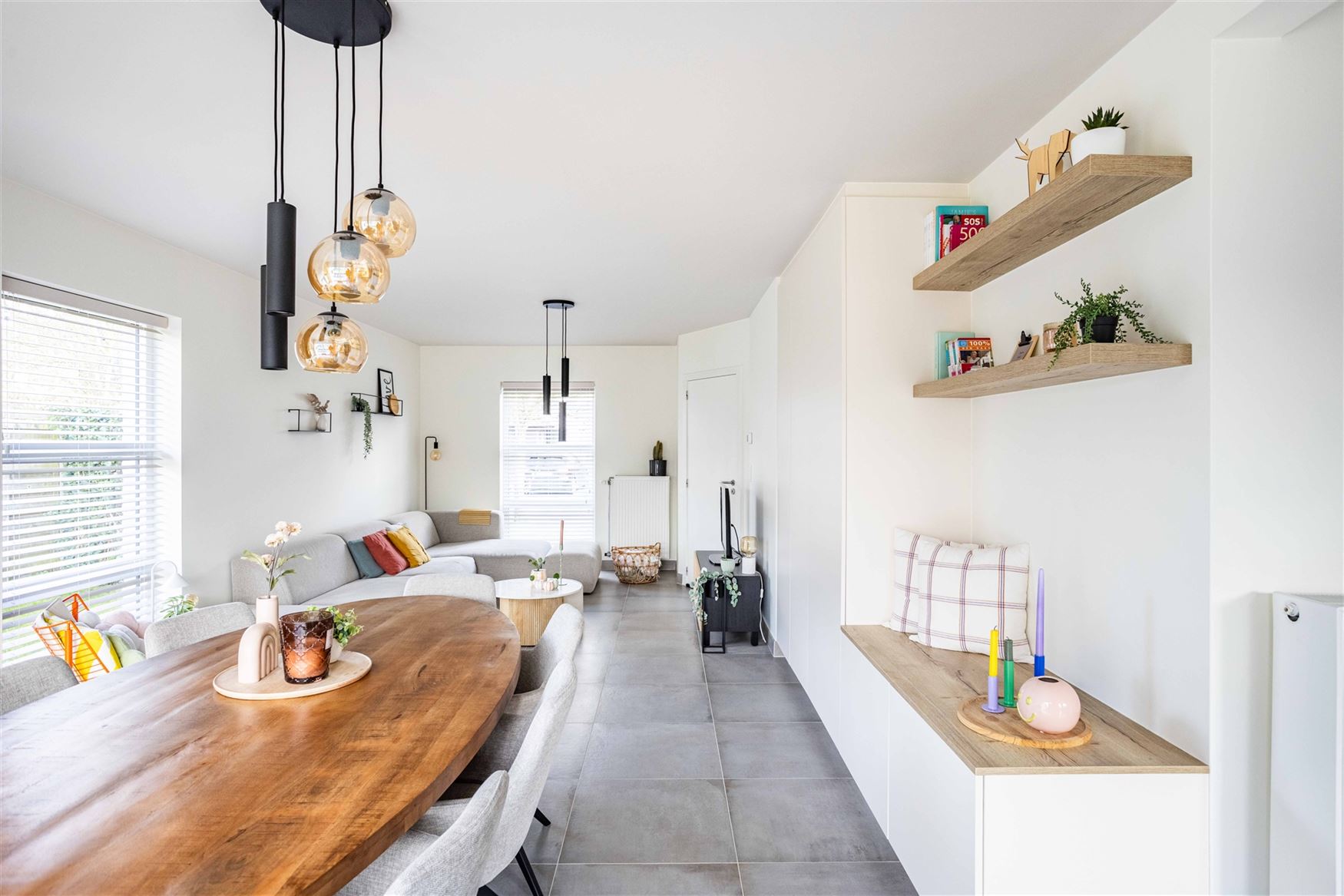 In een rustige en kindvriendelijke woonwijk in Vosselare staat deze perfect onderhouden halfopen bebouwing klaar voor een nieuw gezin. Een woning waar...