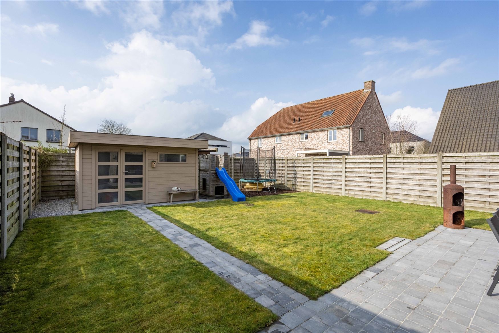 In een rustige en kindvriendelijke woonwijk in Vosselare staat deze perfect onderhouden halfopen bebouwing klaar voor een nieuw gezin. Een woning waar...