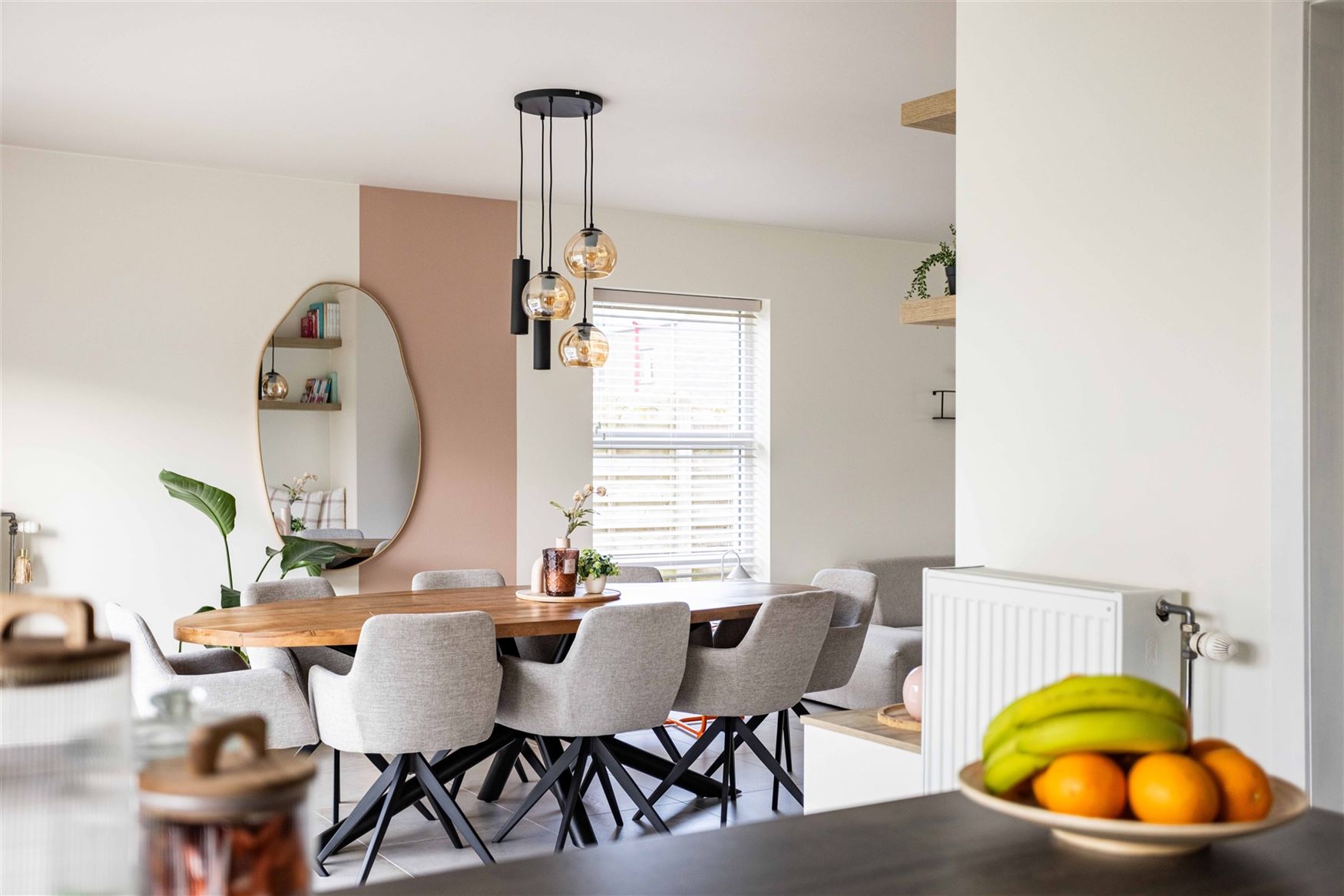 In een rustige en kindvriendelijke woonwijk in Vosselare staat deze perfect onderhouden halfopen bebouwing klaar voor een nieuw gezin. Een woning waar...