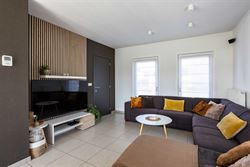 Deze moderne open bebouwing uit 2014 is gelegen in een rustige, doodlopende straat in Ursel, deelgemeente van Aalter.  De woning combineert hedendaags...