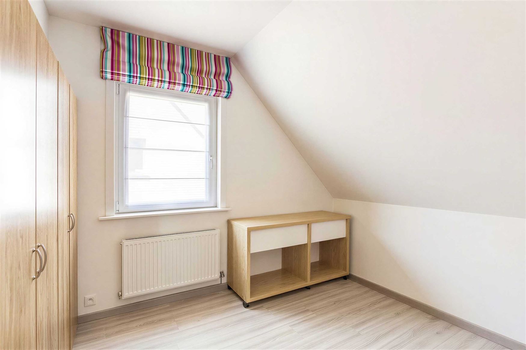 Deze moderne open bebouwing uit 2014 is gelegen in een rustige, doodlopende straat in Ursel, deelgemeente van Aalter.  De woning combineert hedendaags...