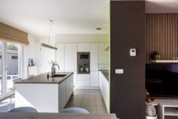 Deze moderne open bebouwing uit 2014 is gelegen in een rustige, doodlopende straat in Ursel, deelgemeente van Aalter.  De woning combineert hedendaags...