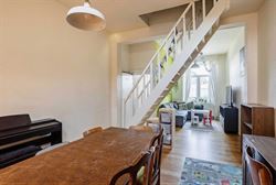Op zoek naar een charmante woning op een vlot bereikbare locatie in Sint-Amandsberg? Deze gesloten bebouwing op Krekelberg 11 biedt een praktische ind...