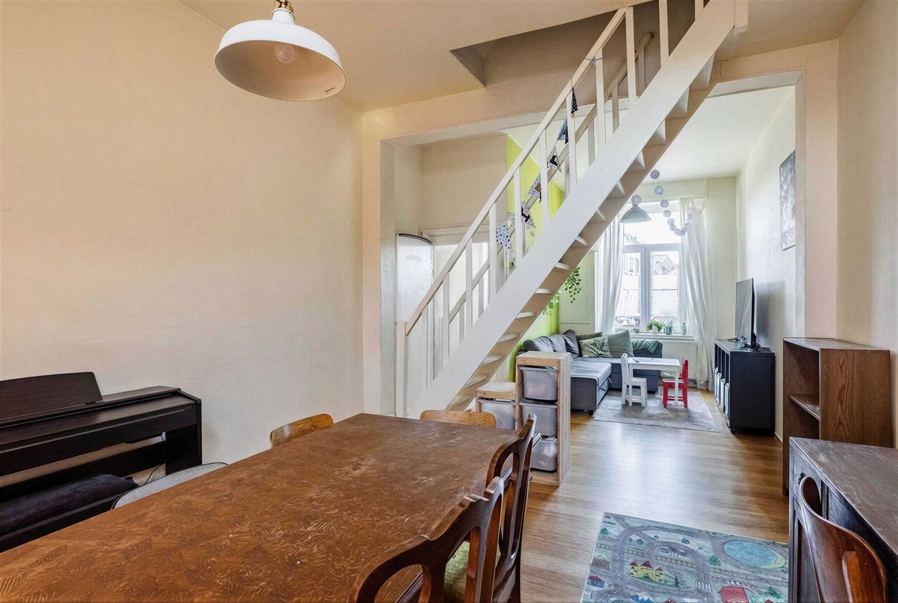 Op zoek naar een charmante woning op een vlot bereikbare locatie in Sint-Amandsberg? Deze gesloten bebouwing op Krekelberg 11 biedt een praktische ind...