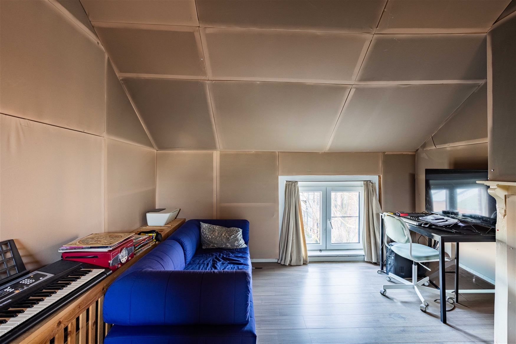 Op zoek naar een charmante woning op een vlot bereikbare locatie in Sint-Amandsberg? Deze gesloten bebouwing op Krekelberg 11 biedt een praktische ind...