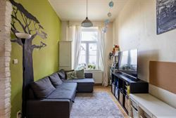 Op zoek naar een charmante woning op een vlot bereikbare locatie in Sint-Amandsberg? Deze gesloten bebouwing op Krekelberg 11 biedt een praktische ind...