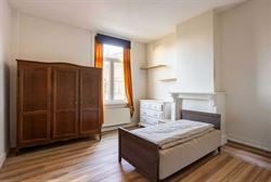 Op zoek naar een charmante woning op een vlot bereikbare locatie in Sint-Amandsberg? Deze gesloten bebouwing op Krekelberg 11 biedt een praktische ind...
