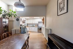 Op zoek naar een charmante woning op een vlot bereikbare locatie in Sint-Amandsberg? Deze gesloten bebouwing op Krekelberg 11 biedt een praktische ind...
