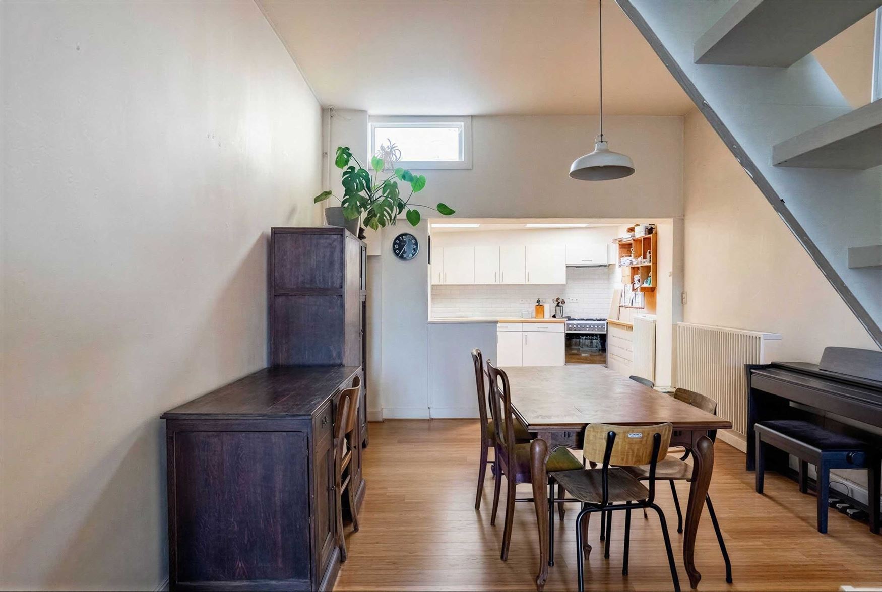 Op zoek naar een charmante woning op een vlot bereikbare locatie in Sint-Amandsberg? Deze gesloten bebouwing op Krekelberg 11 biedt een praktische ind...
