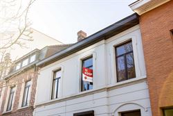 In de gegeerde buurt rond het Miljoenenkwartier in Gent ligt deze karaktervolle stadswoning met zuidgerichte tuin. Een zeldzame kans voor wie op zoek ...
