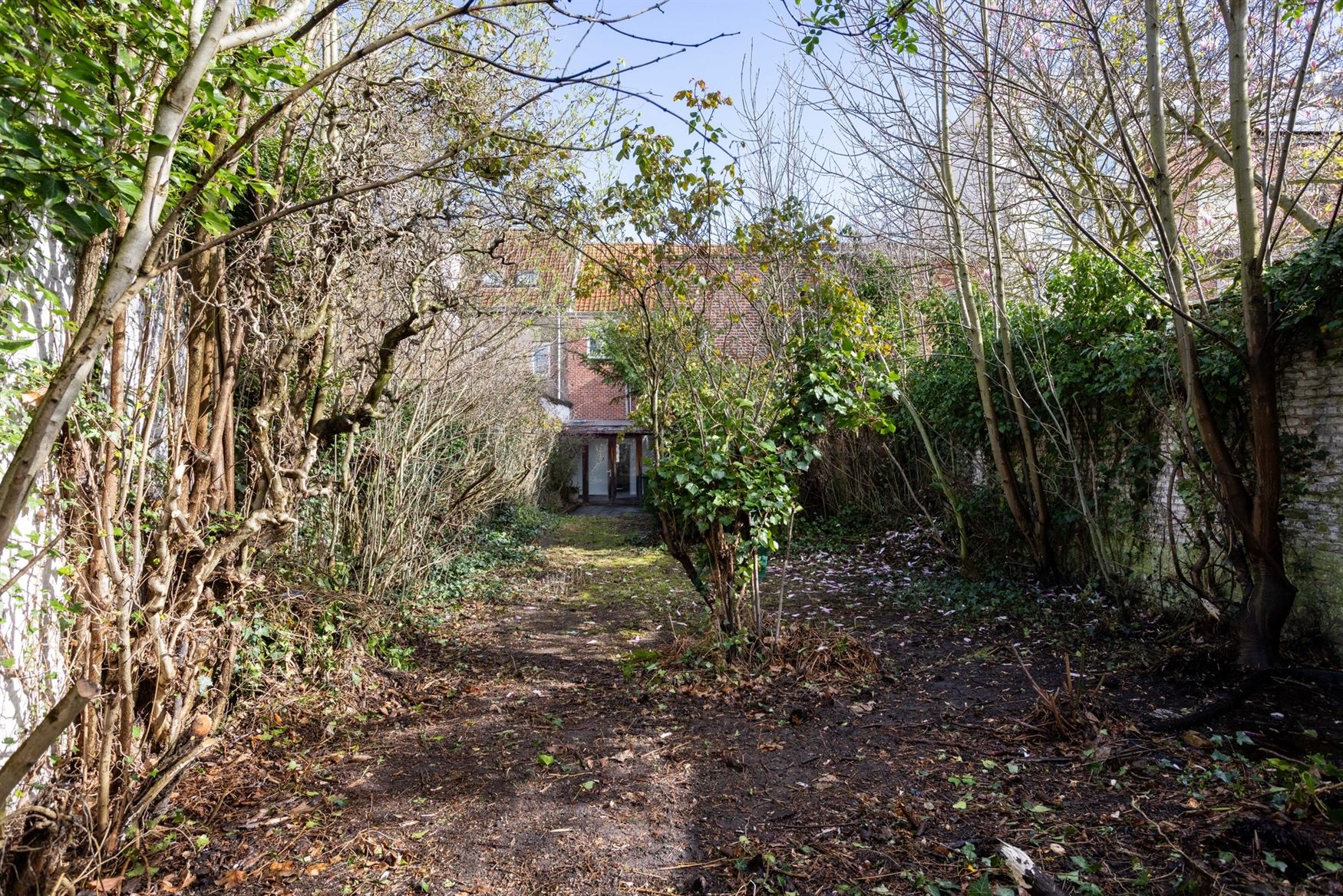 In de gegeerde buurt rond het Miljoenenkwartier in Gent ligt deze karaktervolle stadswoning met zuidgerichte tuin. Een zeldzame kans voor wie op zoek ...