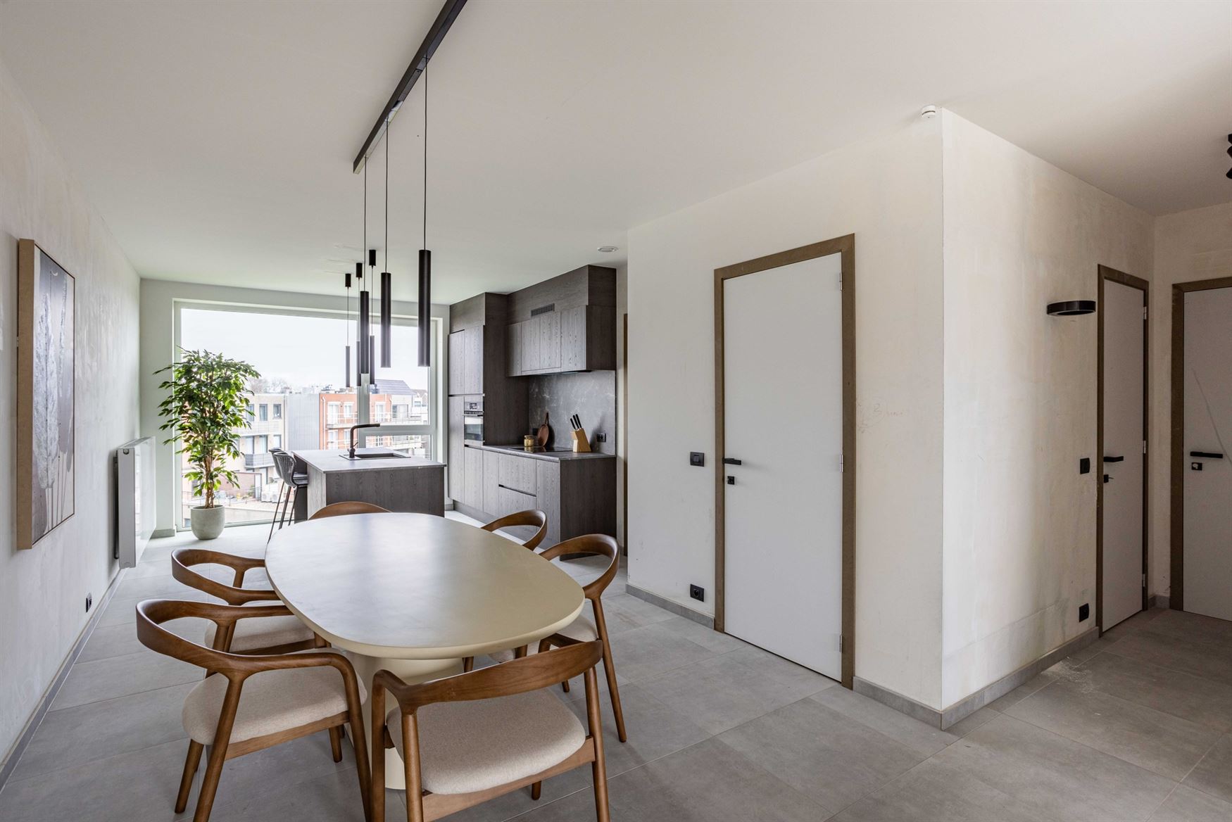 Nieuwbouwgevoel zonder wachten. In het recente project aan Louisapark 5 in Eeklo bevindt zich dit stijlvol penthouse dat meteen beschikbaar is. De res...