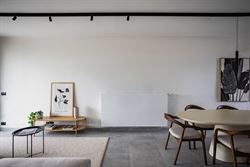 Nieuwbouwgevoel zonder wachten. In het recente project aan Louisapark 5 in Eeklo bevindt zich dit stijlvol penthouse dat meteen beschikbaar is. De res...