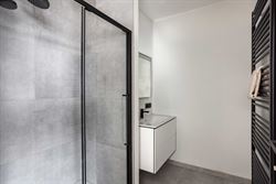 Nieuwbouwgevoel zonder wachten. In het recente project aan Louisapark 5 in Eeklo bevindt zich dit stijlvol penthouse dat meteen beschikbaar is. De res...