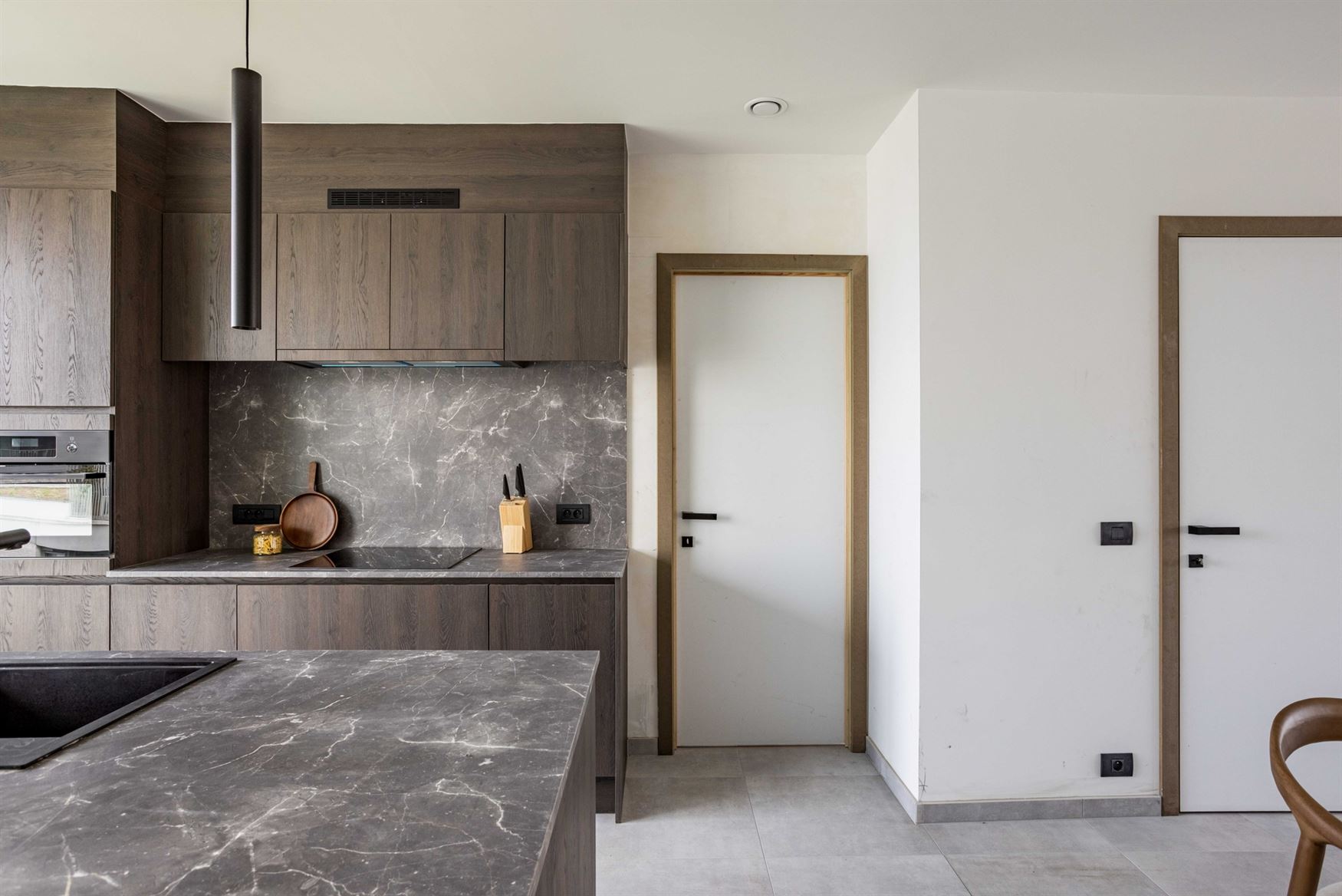 Nieuwbouwgevoel zonder wachten. In het recente project aan Louisapark 5 in Eeklo bevindt zich dit stijlvol penthouse dat meteen beschikbaar is. De res...