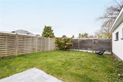 In de Hazestropdreef in Drongen staat deze volledig vernieuwde halfopen woning. Rustige en kindvriendelijke buurt, met Gent vlakbij. Hier woon je ruim...